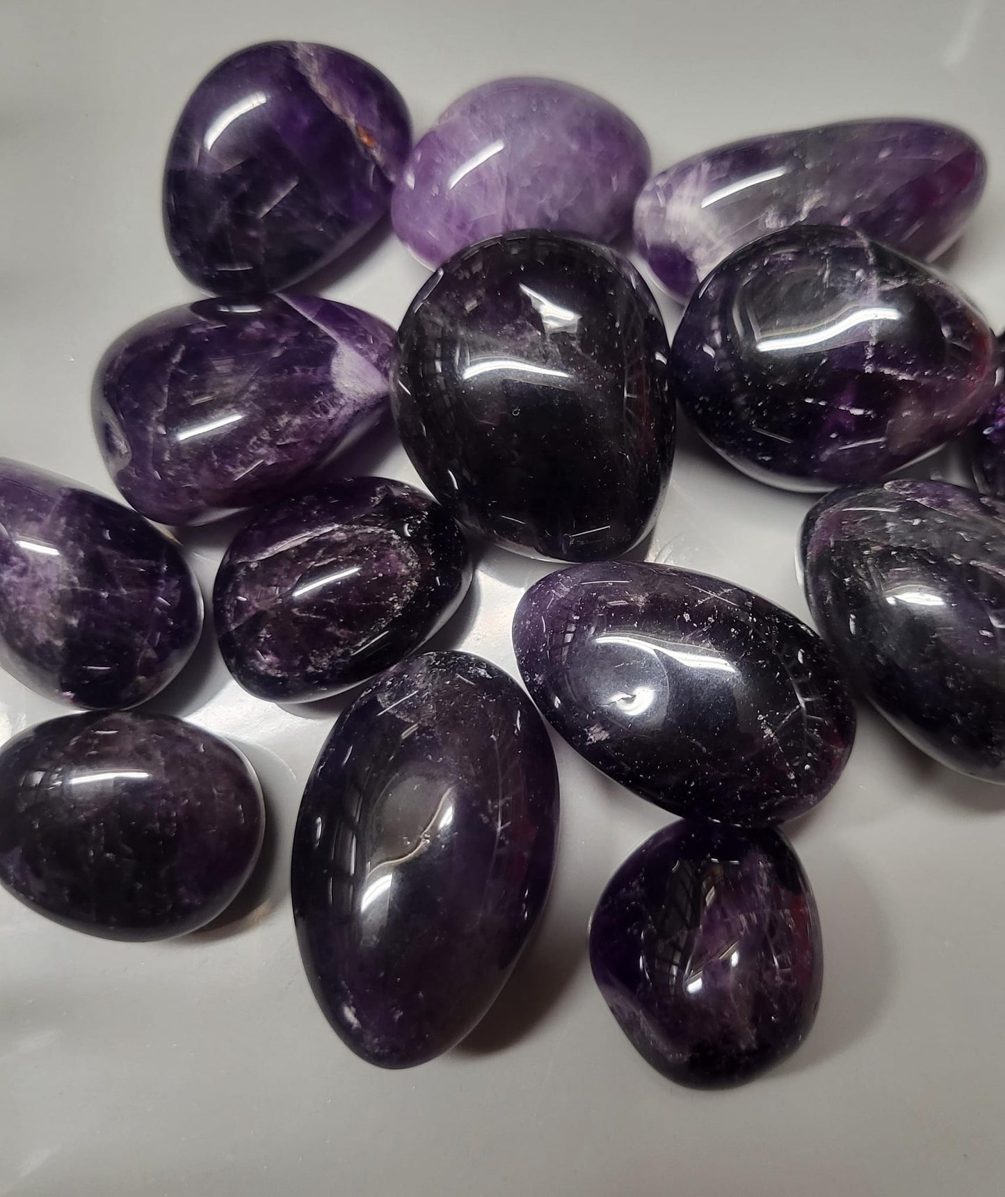 Dunkler Amethyst Trommelstein