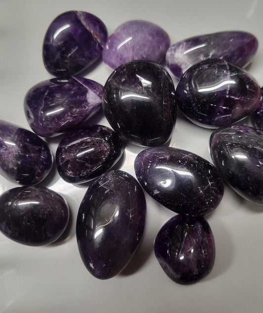 Dunkler Amethyst Trommelstein